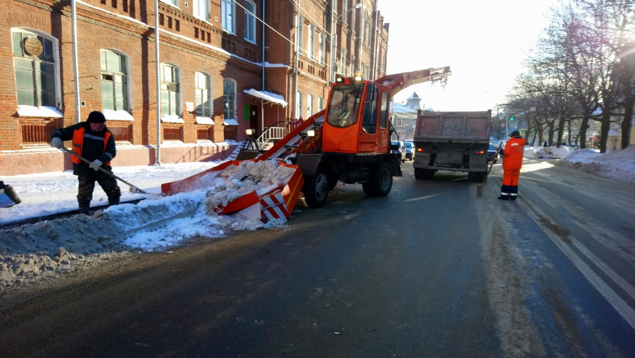 Жилищно-коммунальные службы города продолжают активно расчищать снег на улицах и во дворах города