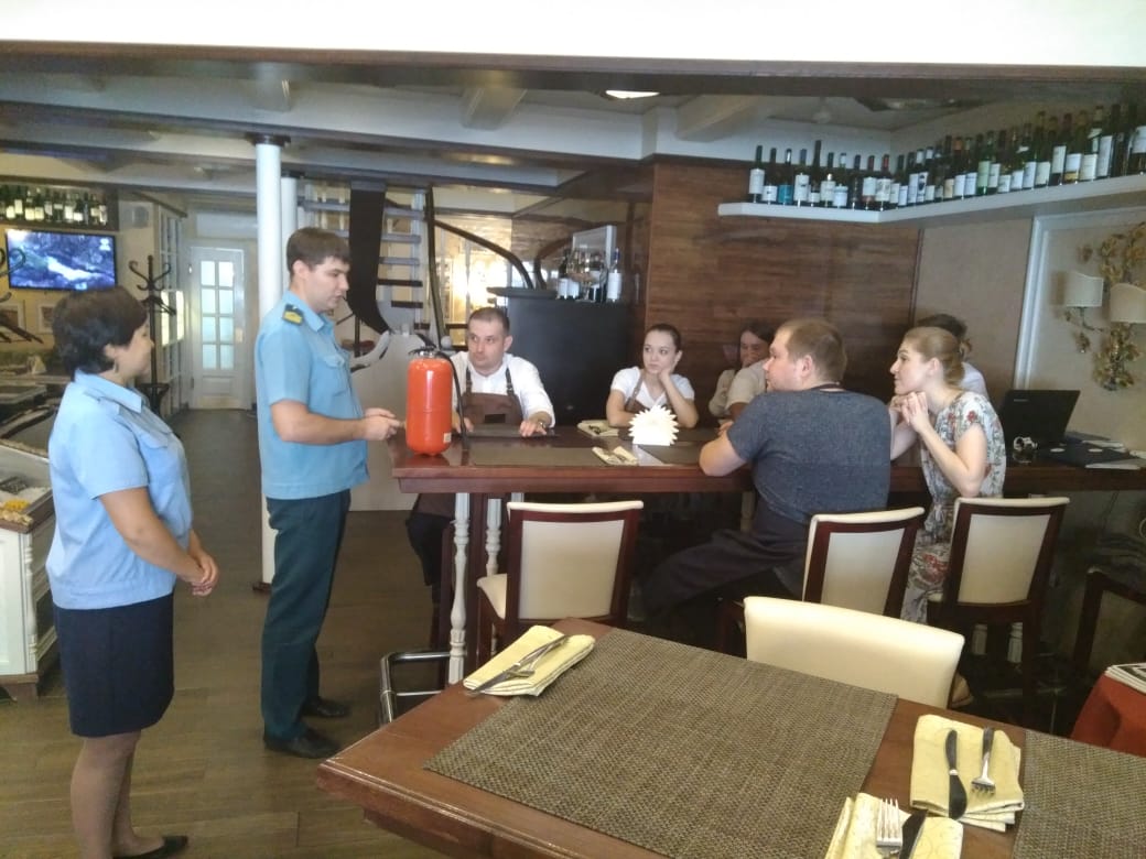Огнеборцы совместно с инспекторами профилактики правонарушений провели лекцию для работников ресторана «Вино и Сыр»