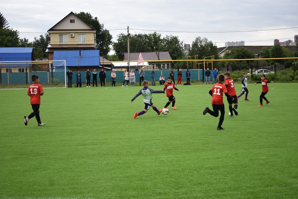 На стадионе «Нижегородец» проходит праздничный турнир по футболу