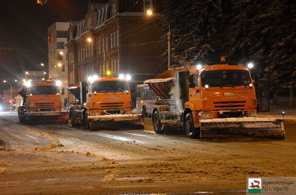 В Уфе городские службы расчищают от снега улицы и дворы