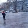 В Калининском районе начали заливать хоккейные коробки