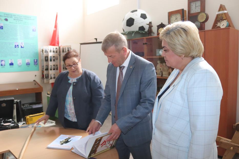 Глава администрации Калининского района посетил учреждения образования 