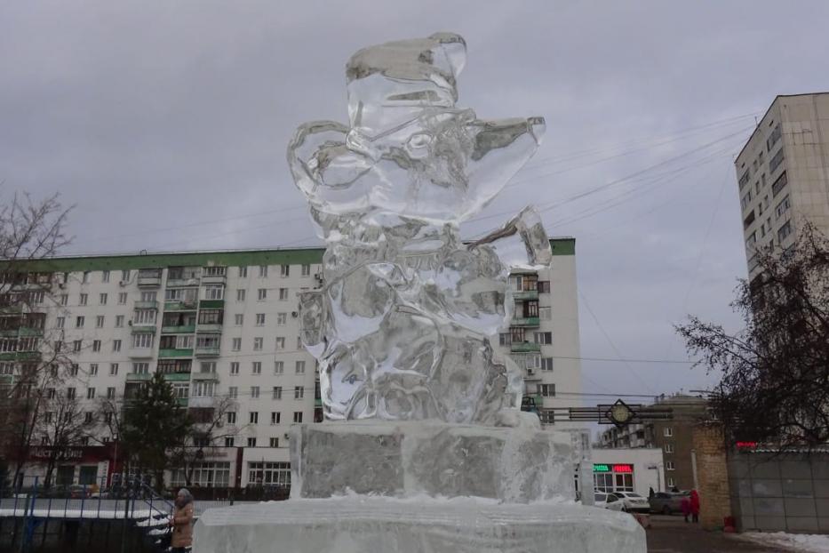 Уфимские дворы украсили к новогодним праздникам