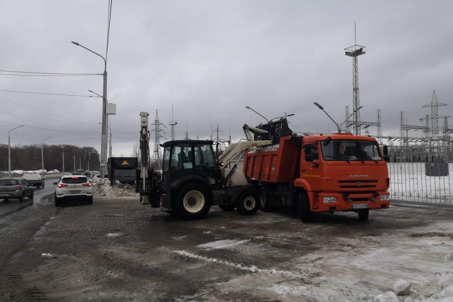 Предприятия промышленности Калининского района вышли на уборку снега