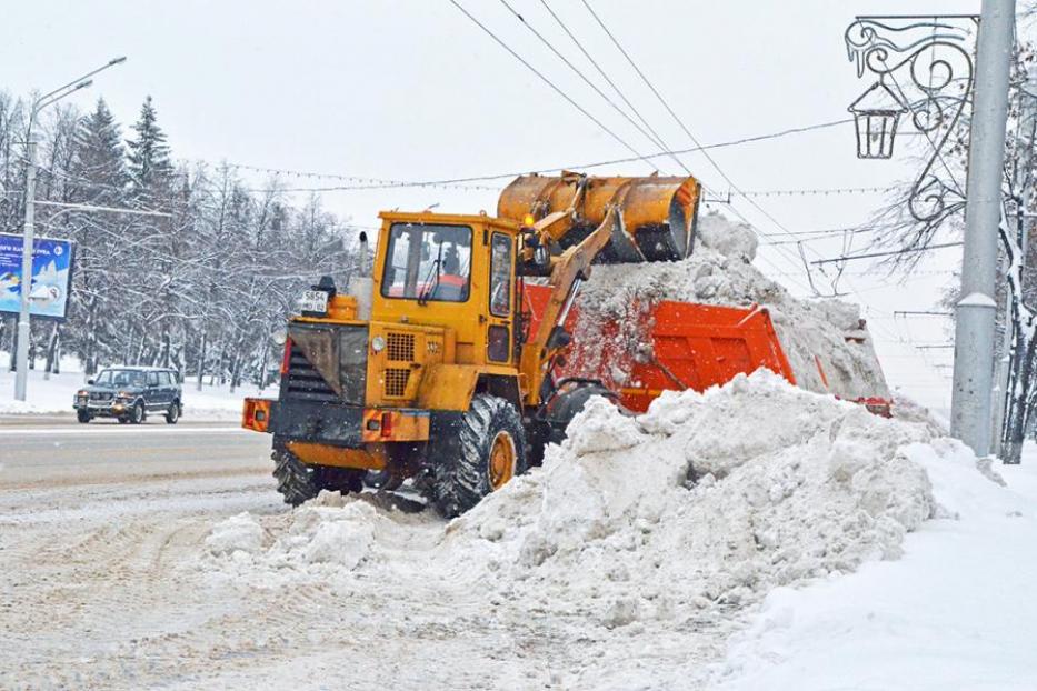 В Уфе ведется комплексная работа по борьбе с последствиями снегопадов
