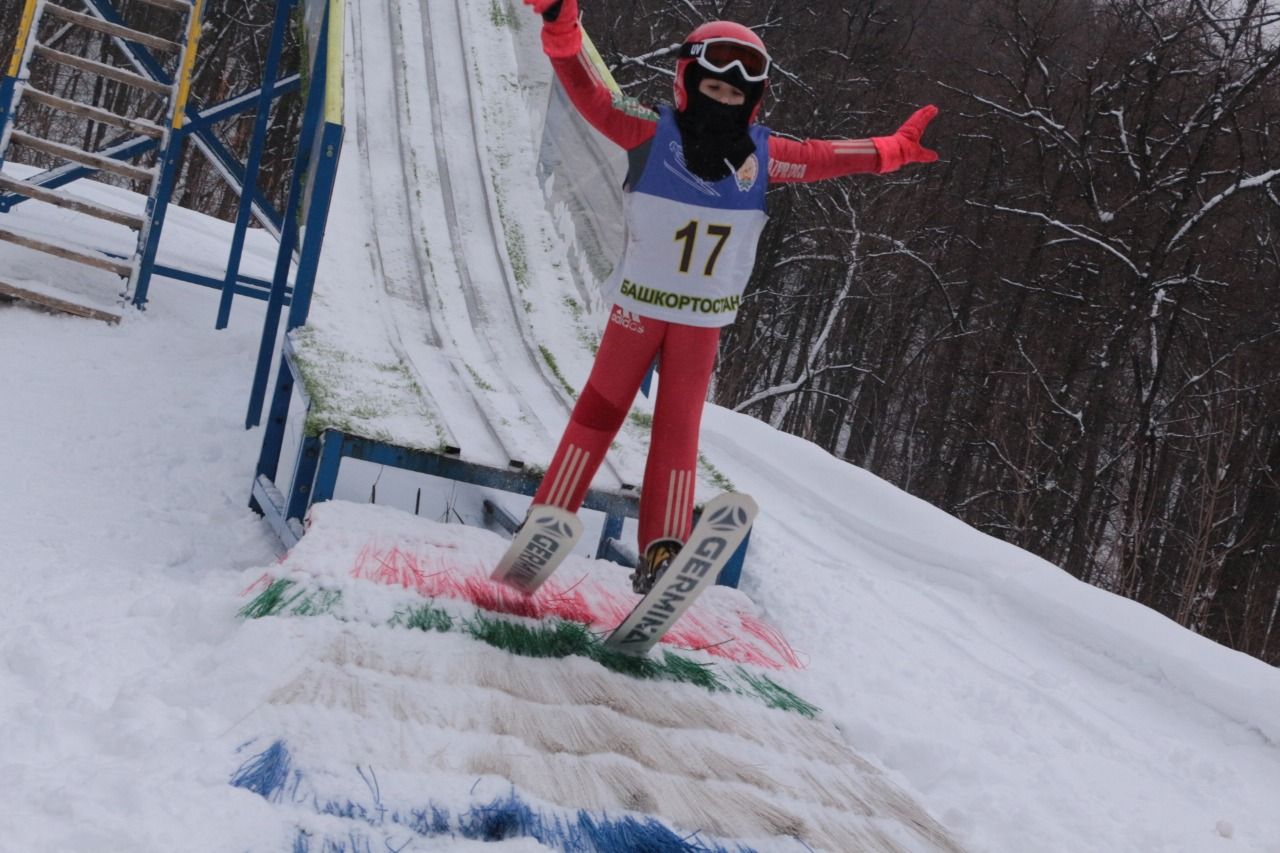 В Октябрьском районе прошли соревнования по прыжкам на лыжах с трамплина и лыжному двоеборью