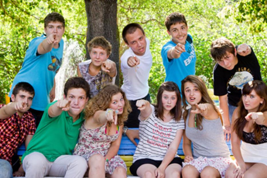 Летом будет 19. Подростковый лагерь. Летний лагерь для подростков. Детский лагерь для подростков. Дети в лагере.