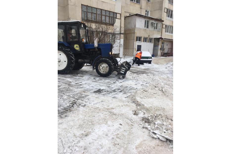 Работы по комплексной уборке дворовых территорий проводятся по графику