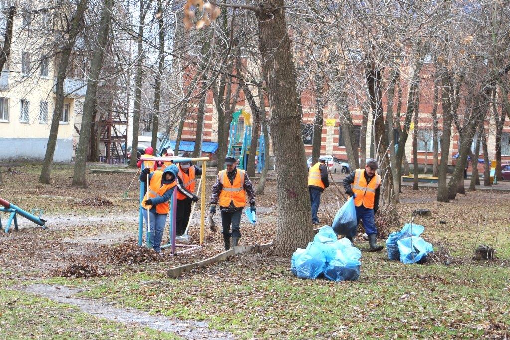 Субботник по благоустройству территории. МБУ УЖХ Г.Уфы. Благоустройство и очистка территорий учреждений подростки. Воскресная уборка. УЖХ Ленинского района Уфа.