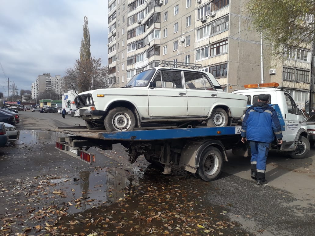 В Кировском районе г. Уфы ведется эвакуация брошенных автомобилей