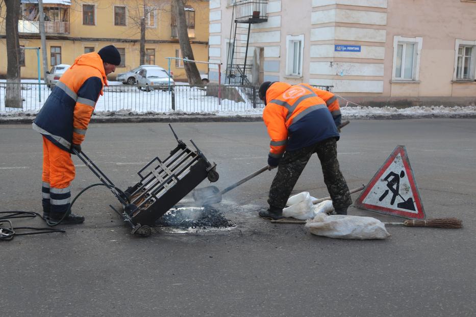 Оттепель позволила в Демском районе Уфы продолжить ямочный ремонт