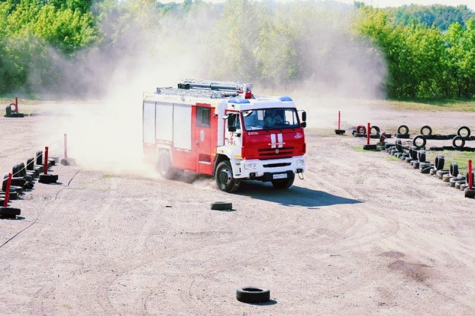 В Калининском районе прошли соревнования по скоростному маневрированию на пожарных автомобилях