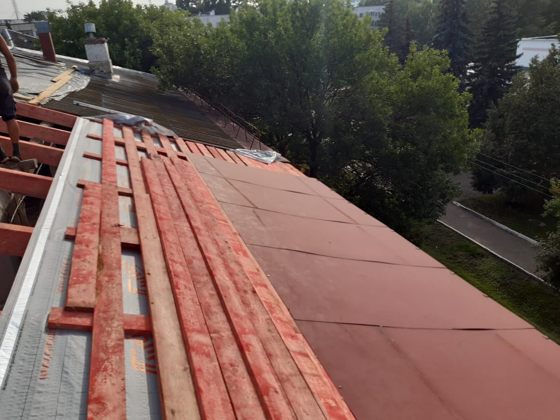 В многоквартирных домах Дёмского района Уфы ремонтируют крыши и меняют лифты