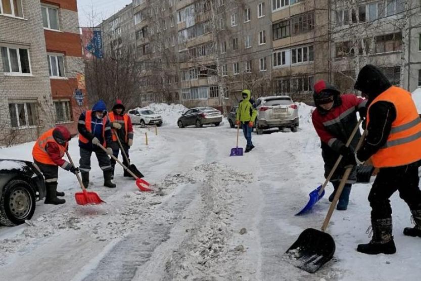 Кто чистит снег во дворах. Уфа УЖХ Калининского района уборка снега во дворах. АО "УЖХ Октябрьского района го г.Уфы». Рассказ что происходило на зимнем празднике во дворе МКД.