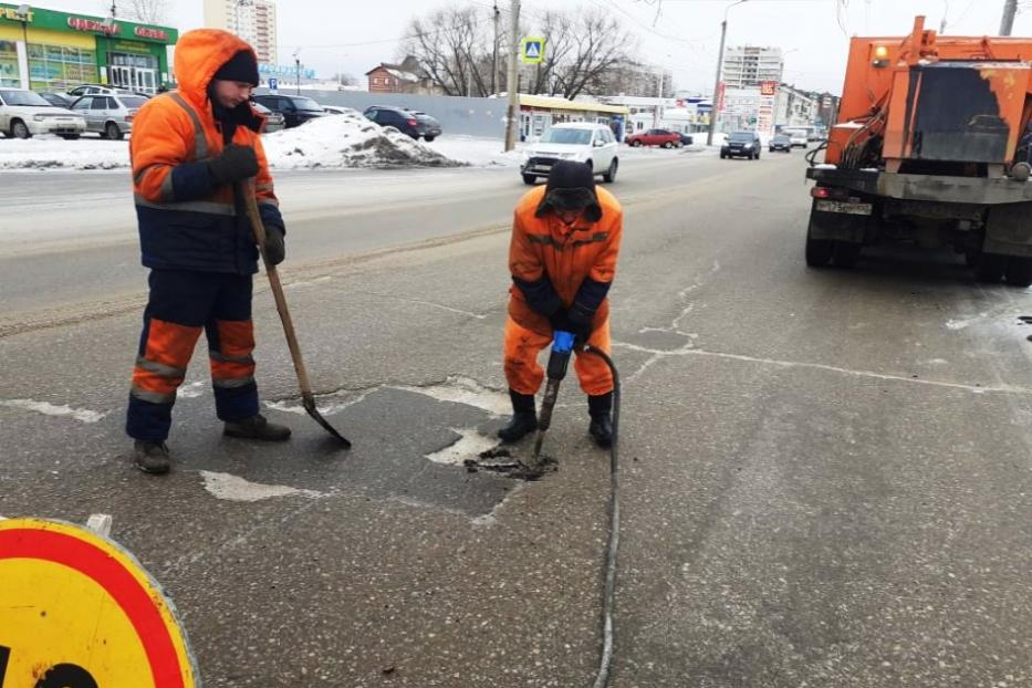 В муниципалитете доложили о подготовке и проведении работ по ямочному ремонту дорожного покрытия в Уфе