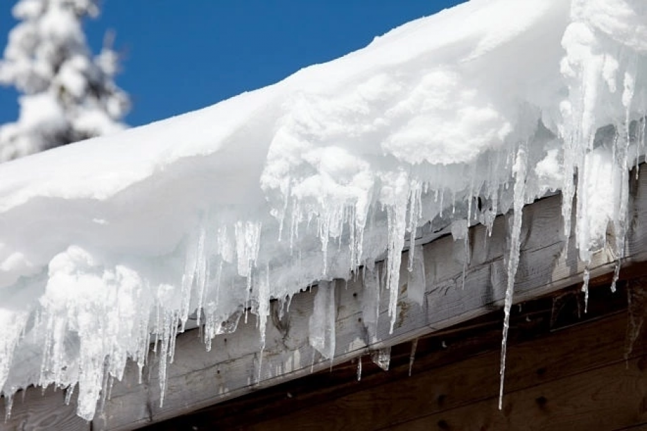 Осторожно: возможен сход снега с крыш зданий!