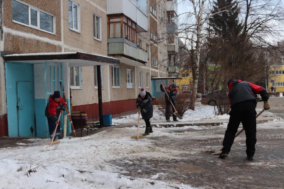 В Кировском районе Уфы продолжается очистка дворовых территорий и крыш домов