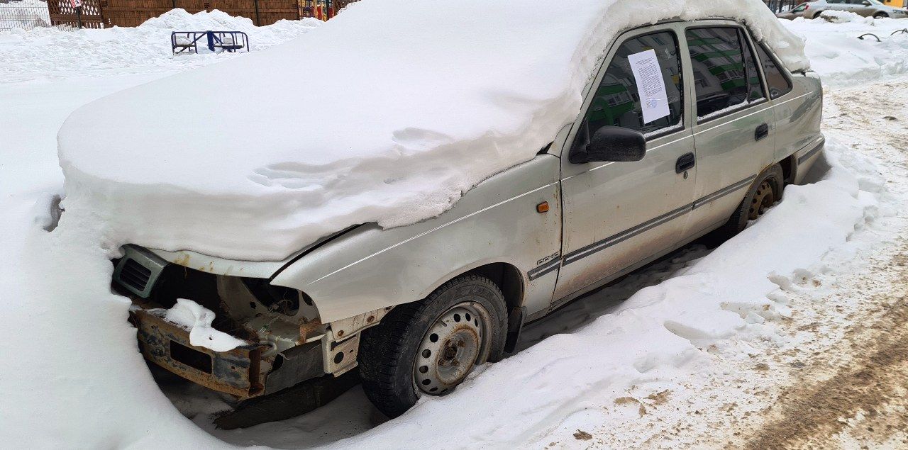 В Кировском районе Уфы на 10-ти бесхозяйных транспортных средствах разместили уведомления об их добровольном перемещении