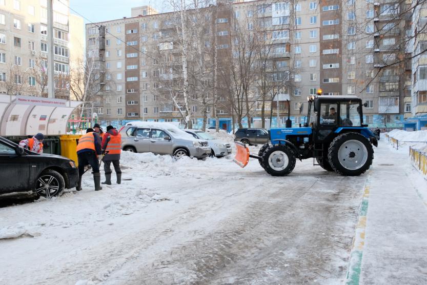 Кто чистит снег во дворах. Кировский район Уфа. УК не чистит снег во дворе.