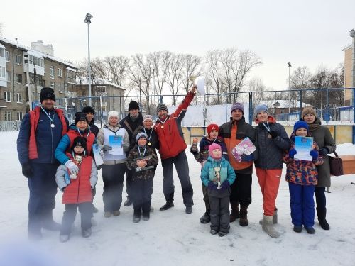 Районный этап «Новогодних семейных игр – 2021» в Орджоникидзевском районе прошёл на «Ура!»