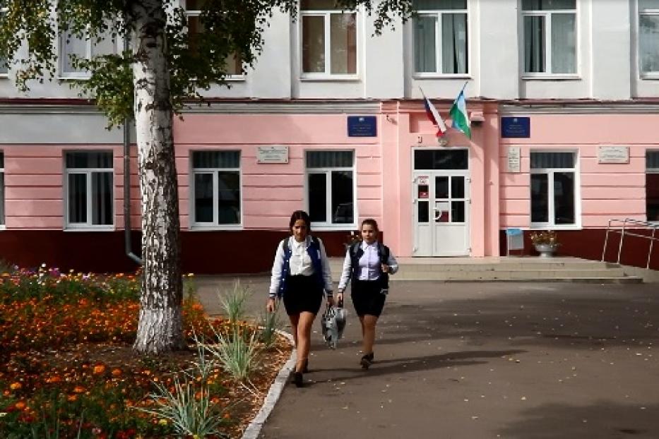 В Калининском районе благоустраивают пришкольные территории