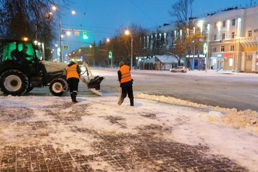 Службы уфа. Уборка улиц города от снега спецтехникой. Уборщик снега машина. Новогодний транспорт ЖКХ. Зимние дворы Уфы.