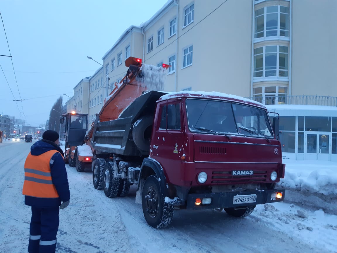 С территории Кировского района за сутки вывезено 4250 кубометров снега