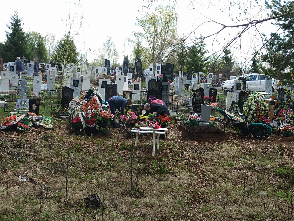В День поминовения и почитания на кладбищах Орджоникидзевского района проходят субботники