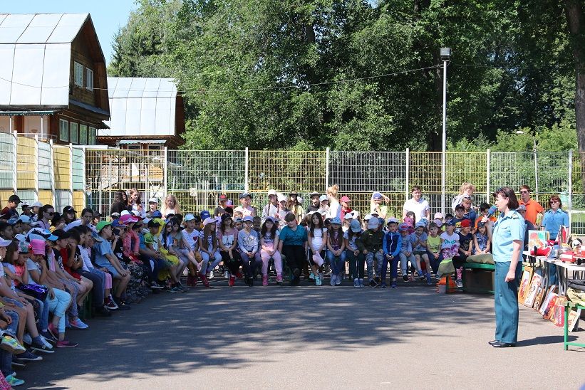 Уфимские пожарные посетили детский лагерь «Черемушки»