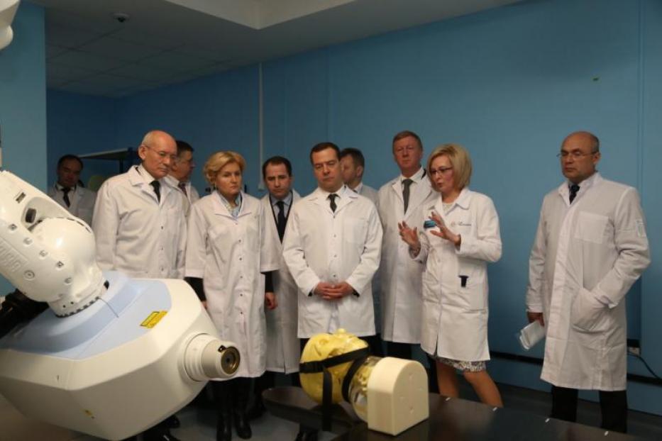 Дмитрий Медведев и Рустэм Хамитов осмотрели уфимский Центр ядерной медицины