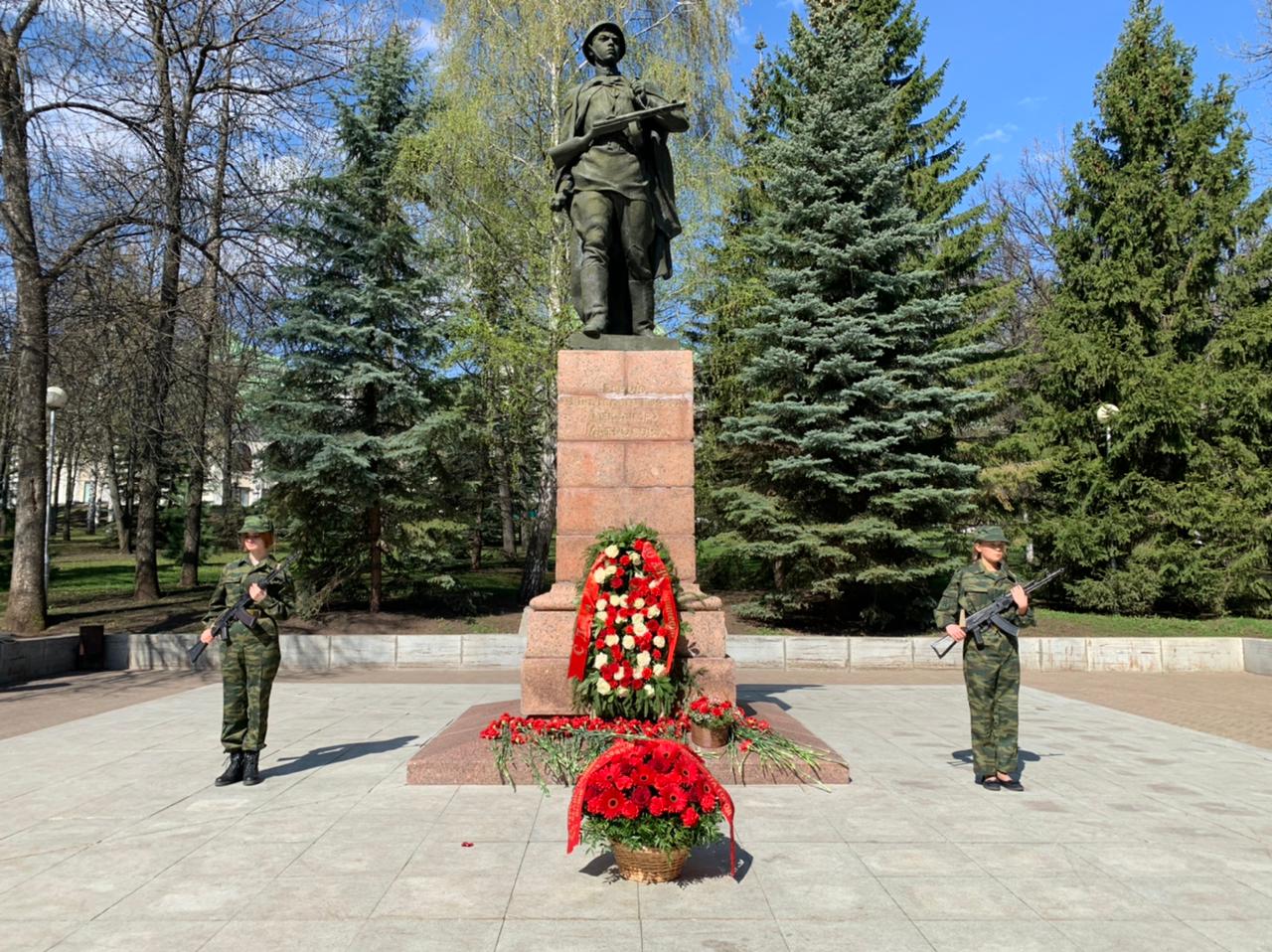 Города отечества. Памятники защитникам Отечества в городе Уфе. Военно патриотические достопримечательности. Памятник курсантам в Уфе. Военно патриотические памятники Тамбова.