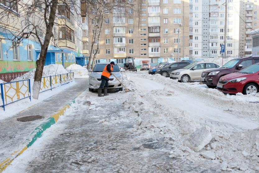 Почему не убирают дворы. Снег во дворе МКД. Снегопад во дворе МКД Петрозаводск. Включи канал все Уфа как в Уфе чистят снег в Советском районе. Снег во дворе Ватутина 26 Петрозаводска фото.