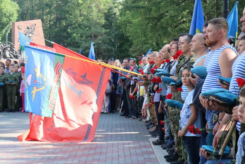 Победа состоялась. Союз десантников Сибири. Союз десантников эмблема. ВДВ России 2022. На возложение цветов к монументу в парке Победы, посвящённому Дню ВДВ.