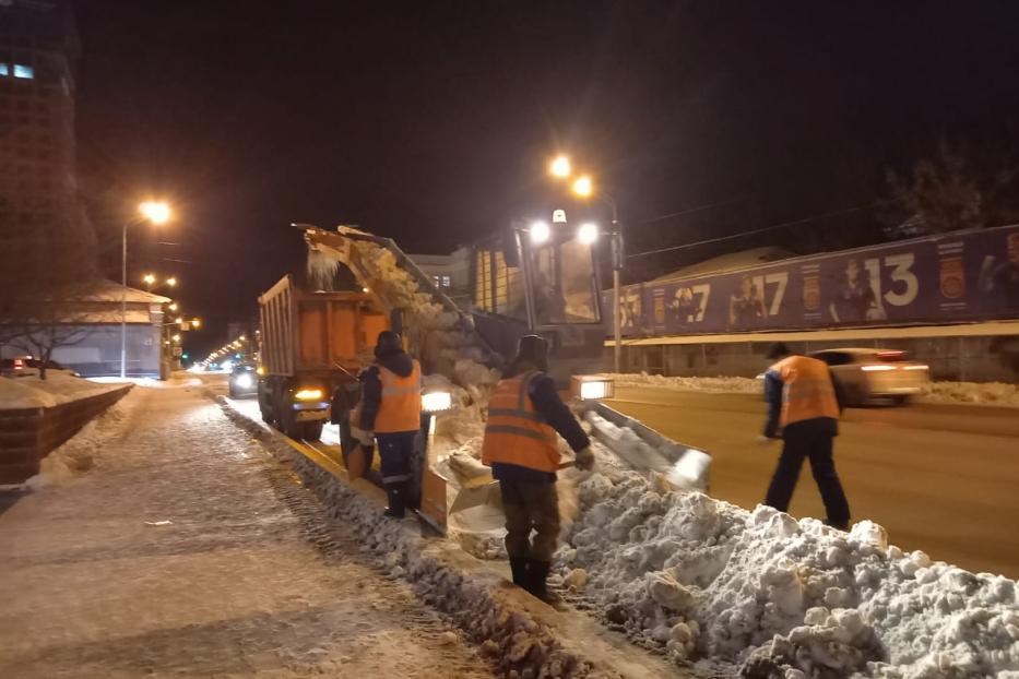 В праздничные новогодние дни городские службы продолжают работу по уборке и вывозу снега