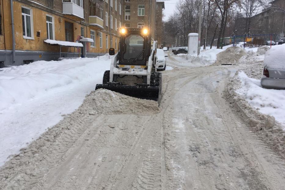 В Калининском районе продолжается очистка дворов