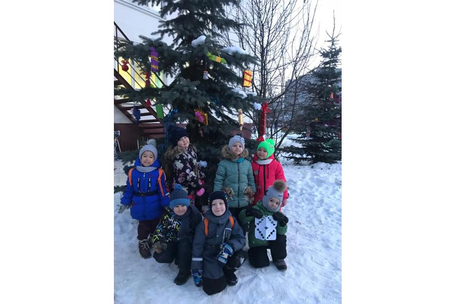 В преддверии Нового года воспитанники детского сада № 16  нарядили ёлки