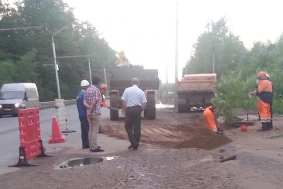 Утечка воды на улице Сельско богородской устраняется оперативно