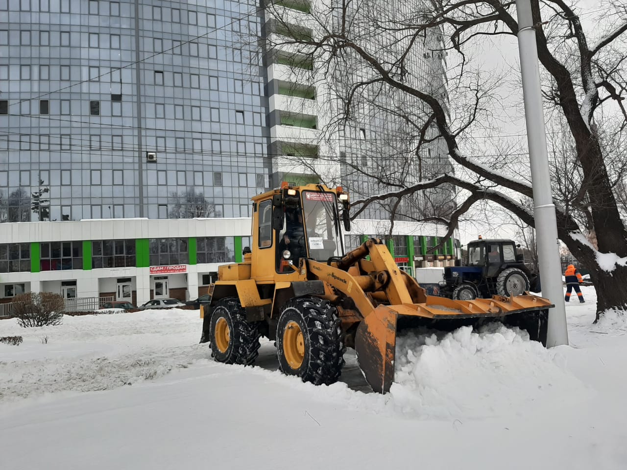 В Орджоникидзевском районе особое внимание уделено очистке тротуаров 