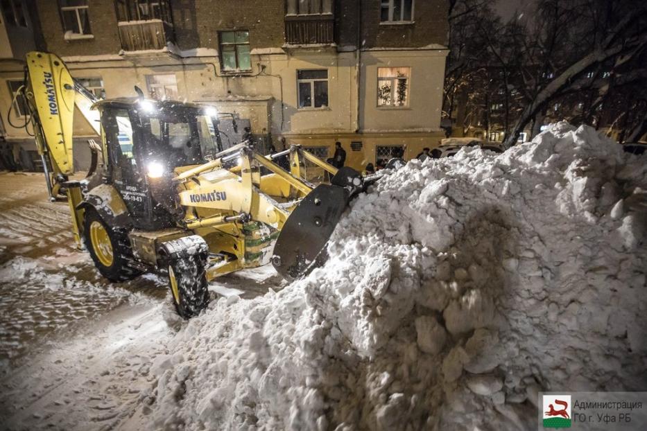 В Уфе продолжается работа по расчистке дворов от снега и наледи