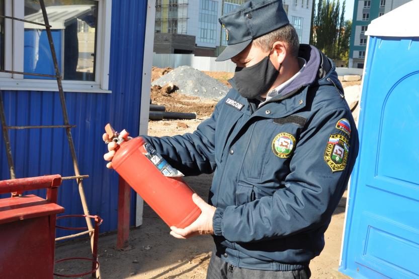 Работа в октябрьском районе. Пожарная безопасность на стройплощадке. Рейд пожарная безопасность. Помещение пожарной охраны на стройплощадке. Профилактические мероприятия на строительной площадке.