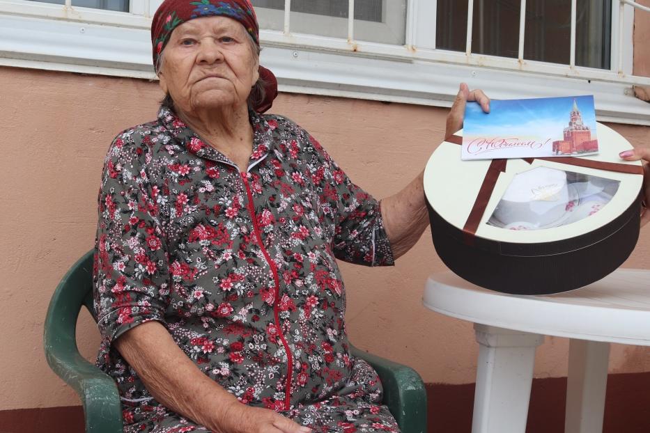 Жительницу Демского района поздравили с 90-летием