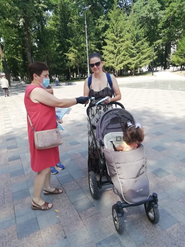 В Орджоникидзевском районе продолжается бесплатная раздача защитных масок         