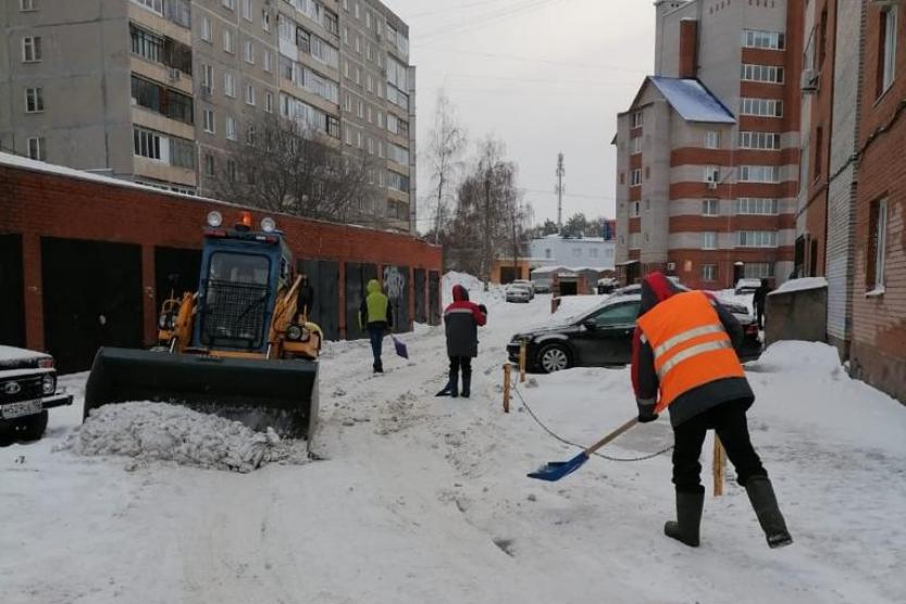 Почему не убирают дворы. Уфа УЖХ Калининского района уборка снега во дворах. Администрация Лангепаса расчистка дворовых территорий. Уфа Калининский УЖХ уборка снега во дворах 6 января 2023 году. Объявление по очистке снега во дворе многоквартирного.