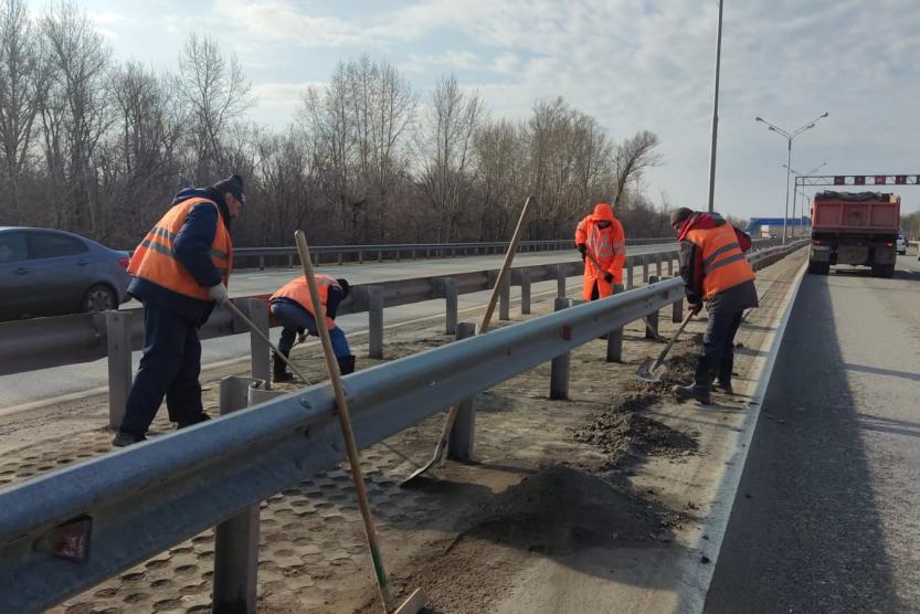 Службы уфа. Тротуар на магистрали.