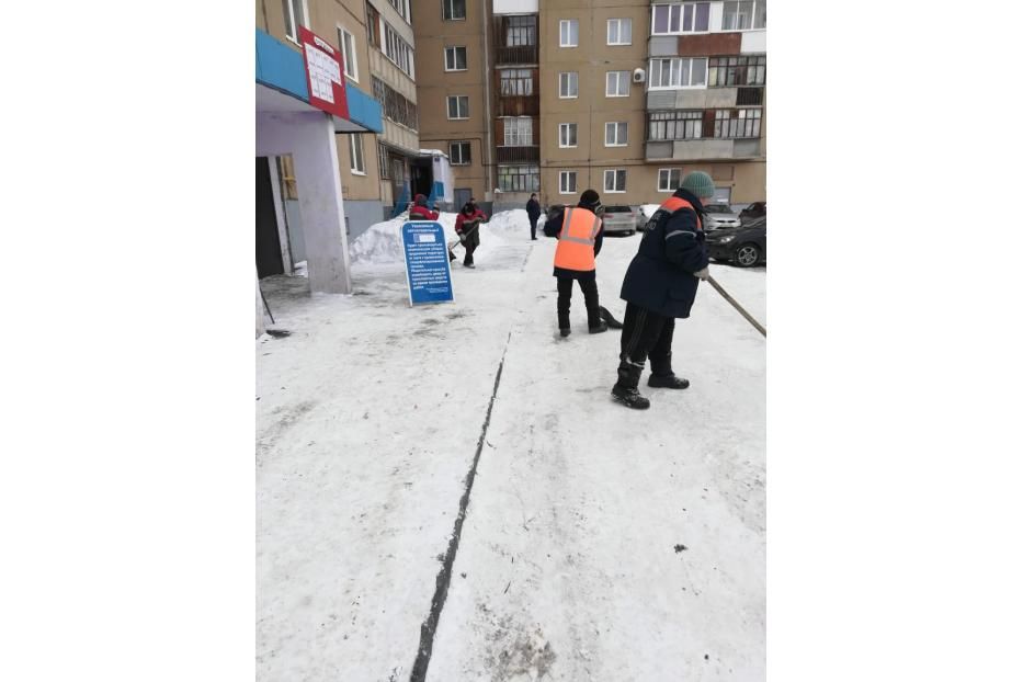 Автомобили, оставленные во дворах и на обочинах дорог, мешают выполнению механизированной уборки района от снега