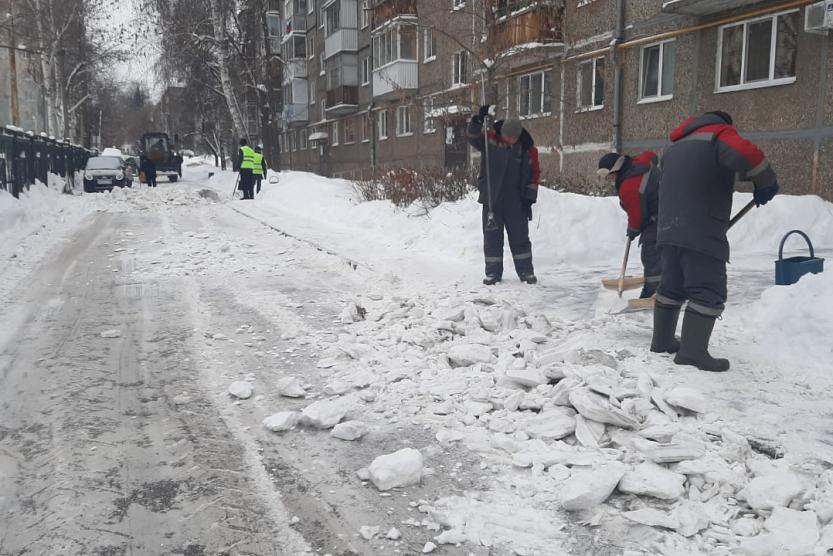 Почему не чистят снег. Многоквартирный дом под снегом. Убирают снег во дворе. Снежки дворы Уфы. Не убран снег во дворе.