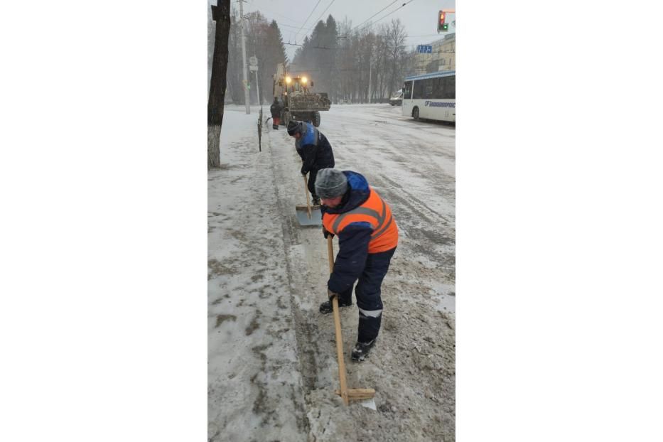 В Калининском районе организована уборка снега 