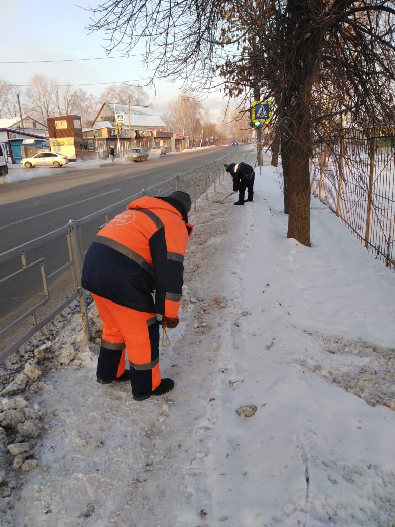 В Калининском районе продолжается уборка снега