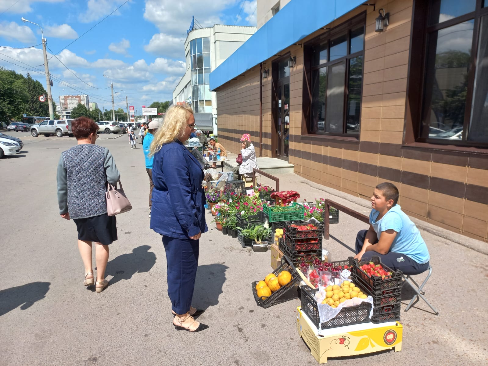 Торговля в городах. Несанкционированная торговля. Торговля в общественном месте. Несанкционированная торговля картинки. Торговля Смоленск.