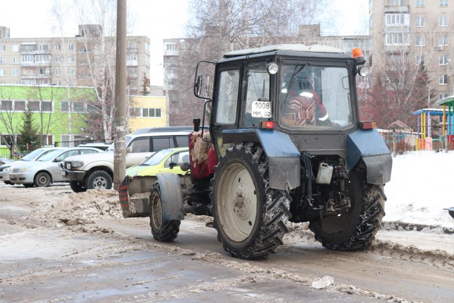 В Кировском районе Уфы ведется очистка дворовых территорий и крыш домов